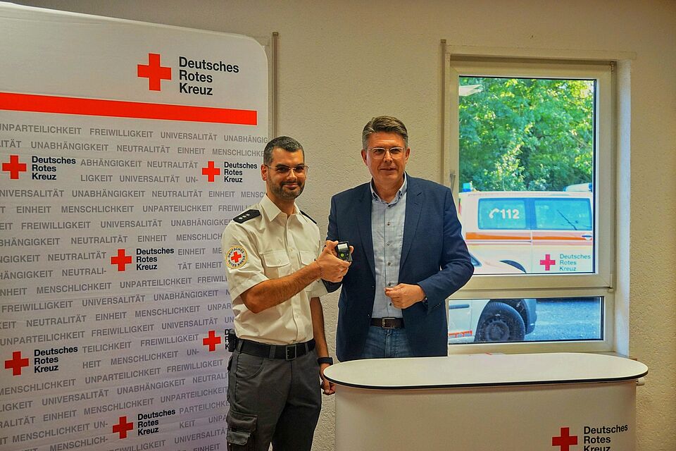 Jonathan Bott bekommt Symbolisch den Digitalen Meldeempfänger für die Alarmierung der Einheit überrreicht