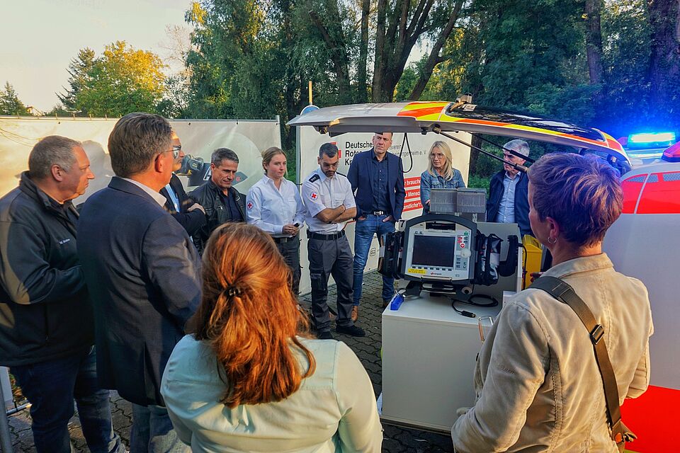 Das Einsatzfahrzeug des DRK wird den Gästen der Veranstaltung vorgestellt