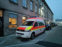 Krankentranportwagen vor Eventhalle