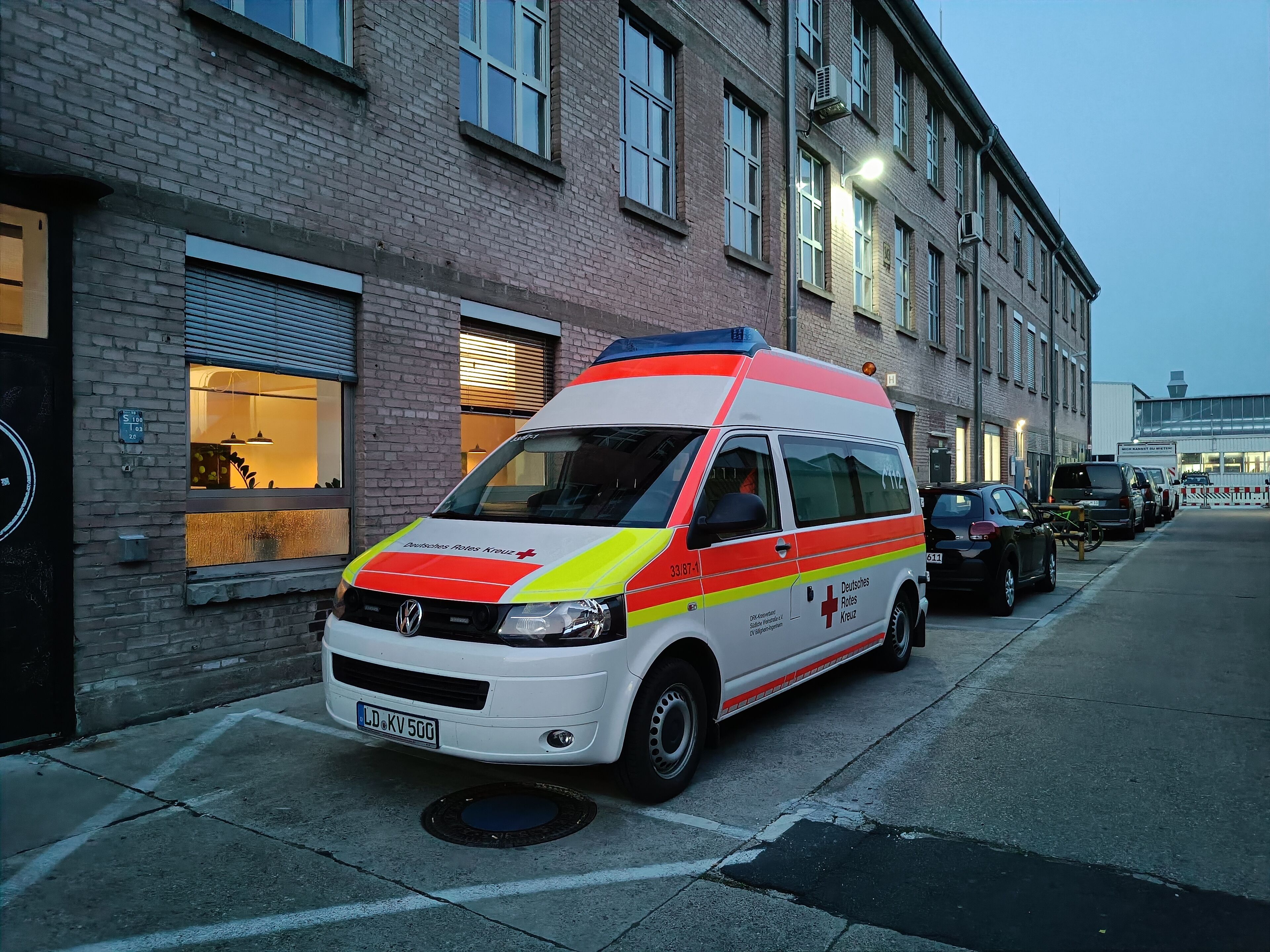 Krankentranportwagen vor Eventhalle